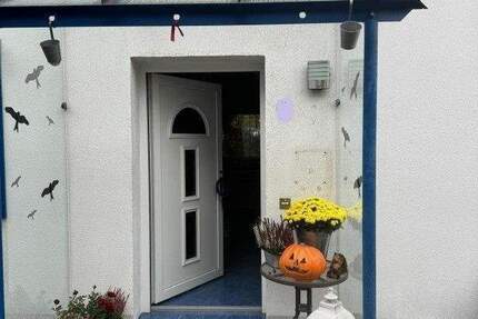 # Sofort einziehen! Ein 1-FH mit 2 Eingängen, Doppelcarport, 4 Einstellplätze, Garten u. eine vermietete DHH m. zwei Wohnungen u. 2 Einstellplätze 1 zimmer