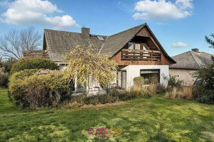 Viel Wohnfläche, Vollkeller & zwei Garagen - Platz für neue Ideen! 5 zimmer