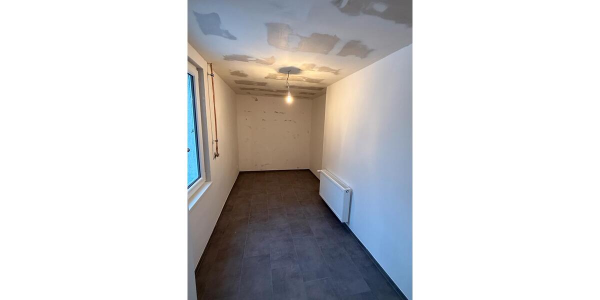 EG Wohnung mit großem Garten in Zwei-Parteien Haus 2.5 zimmer