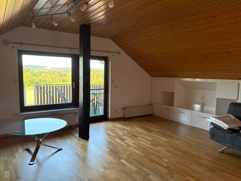 Top gepflegte 4-Zimmer-Dachgeschoßwohnung mit Balkon u. EBK in Randlage