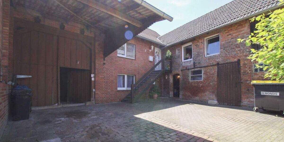 1 bis 2 Familienhaus inkl. Nebengebäude zur Tiernutzung mit Garten 5 zimmer