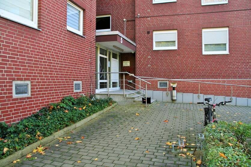 Neuer Preis ..... 2 Zimmer, Balkon plus Garage ... !!!