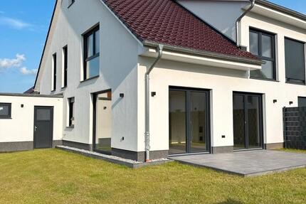 Exklusive Doppelhaushälfte mit Garage| KfW 55 Standard