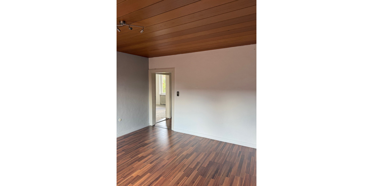 Viel Platz & großes Potenzial: Einfamilienhaus mit Halle und großem Grundstück in Söhlde 8 zimmer