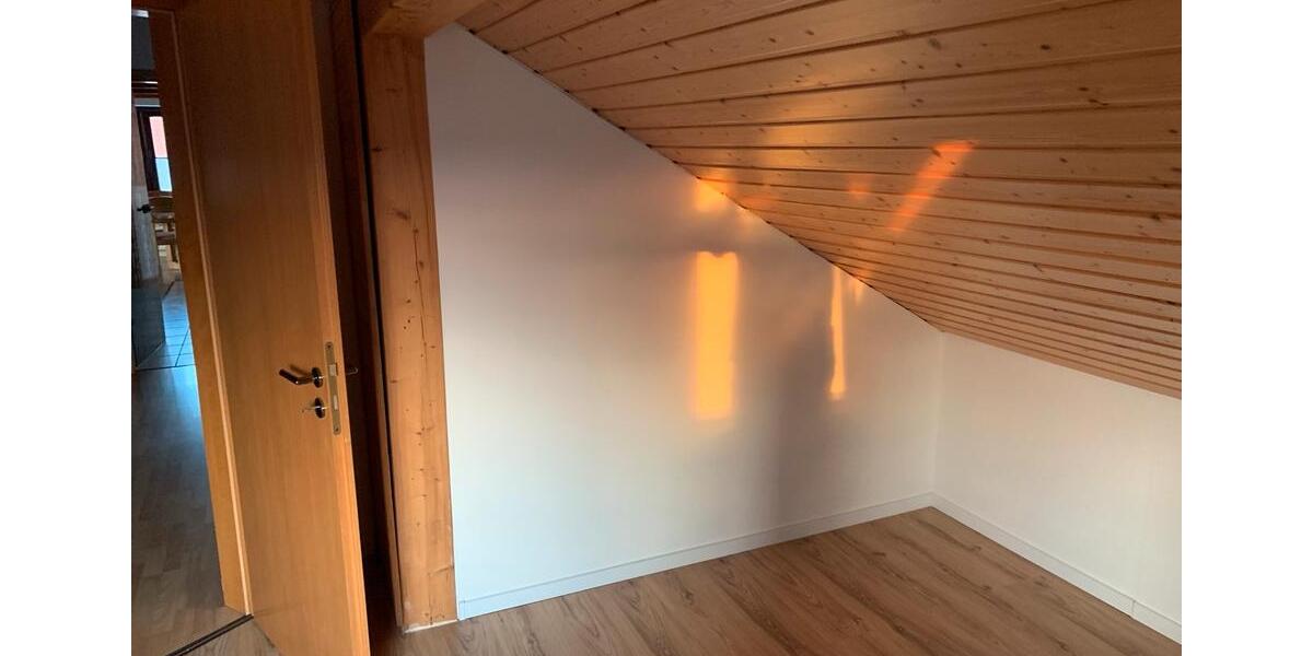 Geräumige Drei Zimmerwohnung im DG 3 zimmer