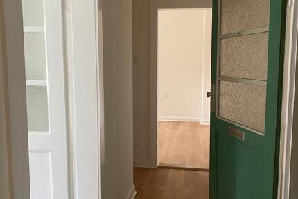 Beziehen Sie eine renovierte 2-Zimmer-Erdgeschosswohnung mit Balkon! zimmer