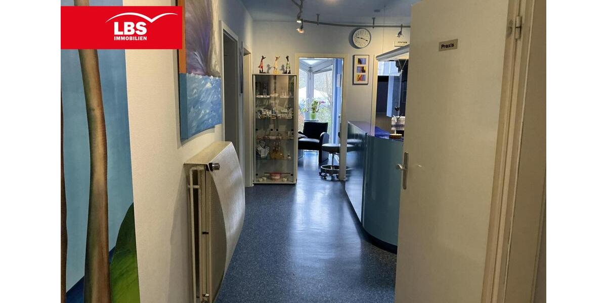 Zahnarztpraxis mit großzügiger Fläche zimmer