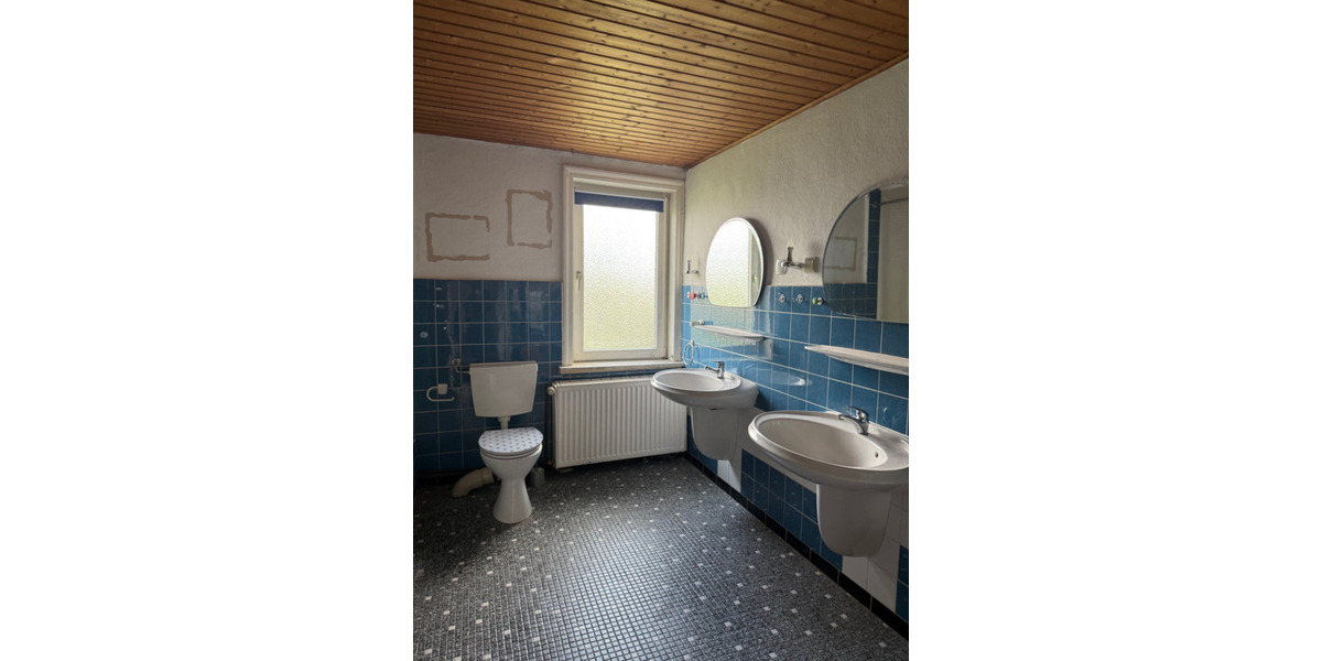 Viel Platz & großes Potenzial: Einfamilienhaus mit Halle und großem Grundstück in Söhlde 8 zimmer