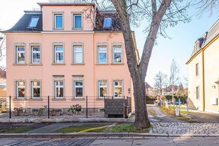 Charmante Etagenwohnung mit Tageslicht-Vollbad. EBK Übernahme möglich.