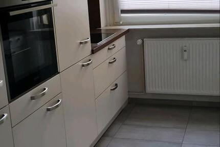 2 Zimmer Wohnung mit Balkon, Einbauküche und Autostellplatz 2 zimmer