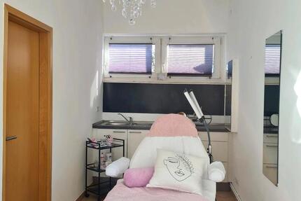 Kosmetikstudio möbliert zimmer
