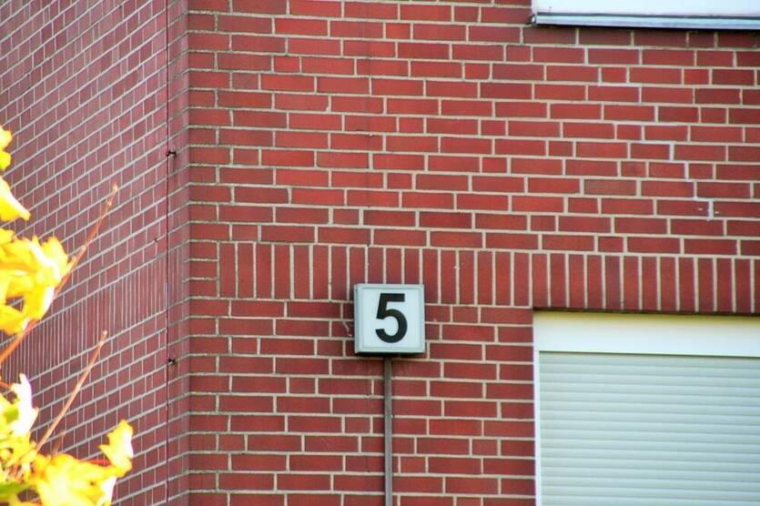 Neuer Preis ..... 2 Zimmer, Balkon plus Garage ... !!!