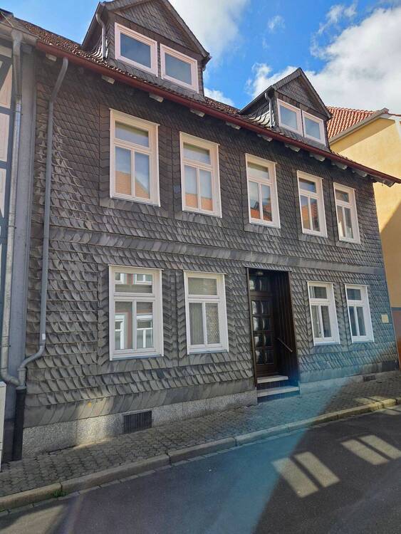 Denkmalgeschütztes Mehrfamilienhaus mit Nebengebäude und Garage