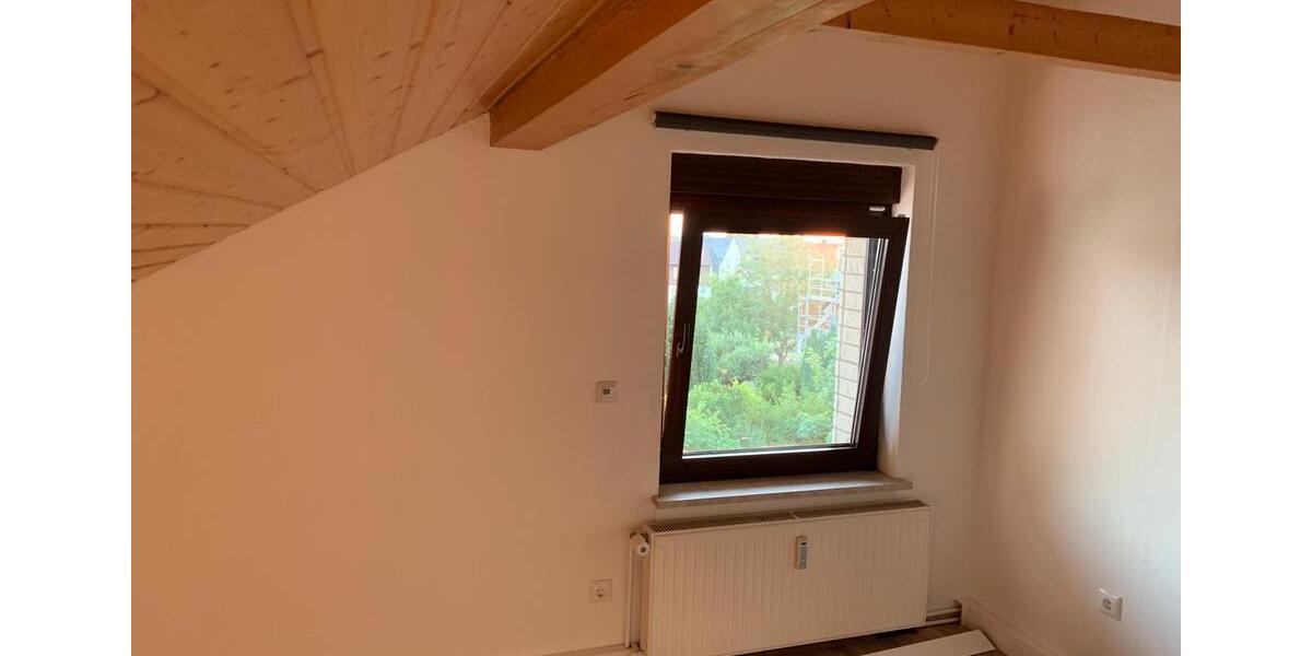 Geräumige Drei Zimmerwohnung im DG 3 zimmer