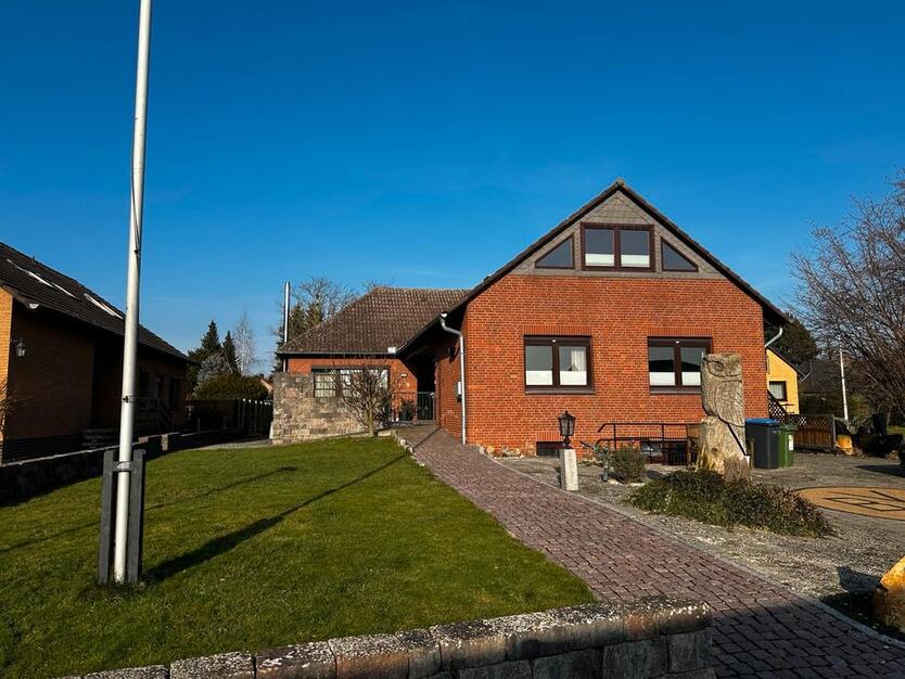 Einfamilienhaus mit EinliegerWohnung (freistehend)