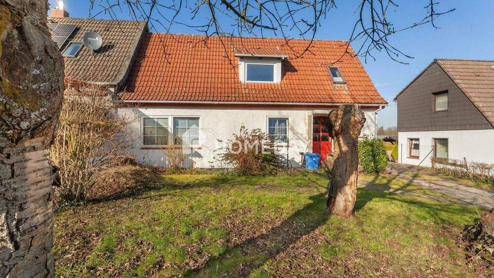 Sanierungsbedürftige Doppelhaushälfte mit 6 Zimmern, großem Grundstück und viel Potenzial 6 zimmer