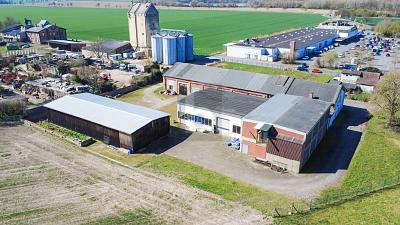 HALLENKOMPLEX MIT FREIFLÄCHEN UND WIESE 5 zimmer