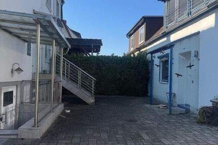 2 Häuser auf einem Grundstück. Selbst ein Haus bewohnen und durch Vermietung noch ein zweites Einkommen erzielen. 1 zimmer