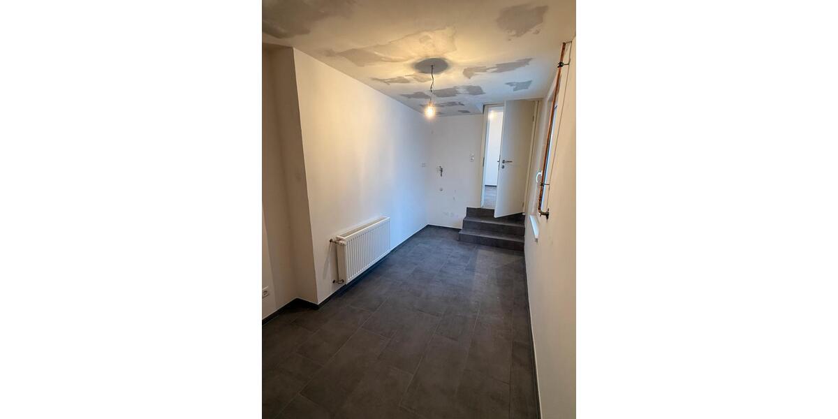 EG Wohnung mit großem Garten in Zwei-Parteien Haus 2.5 zimmer