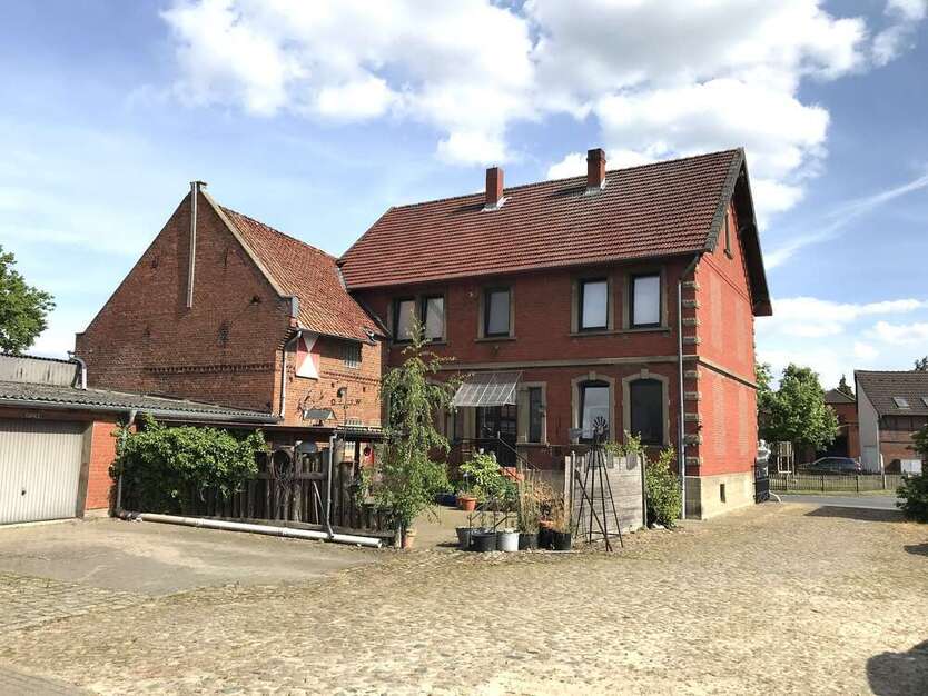 Haus zum Kaufen in Wendeburg 349.000 € 250 m²
