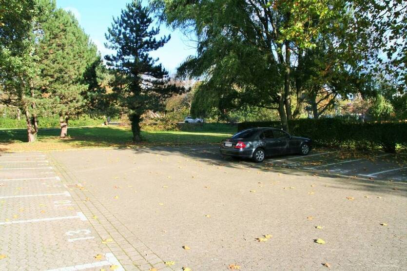 Neuer Preis ..... 2 Zimmer, Balkon plus Garage ... !!!