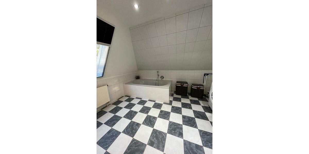 Dachgeschoßwohnung Edemissen - 4 Zimmer, 122 m&sup2;, 900&euro; | Angebot:25804869