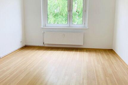 * 1 Zimmer, Bad modernisiert, mit Dusche * 1 zimmer