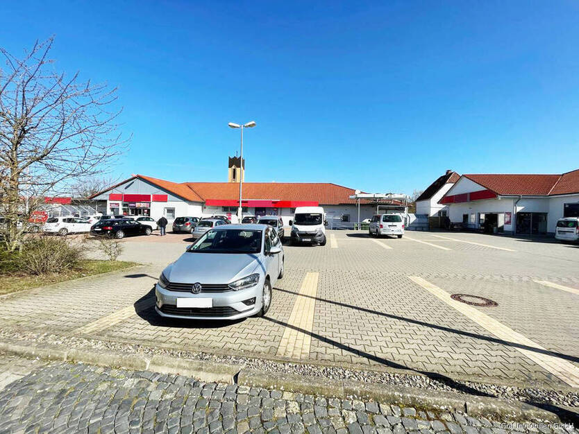 Gewerbegrundstück ca. 4.900 m² bebaut Nutzfläche ca. 1.814 m² großes Einzugsgebiet