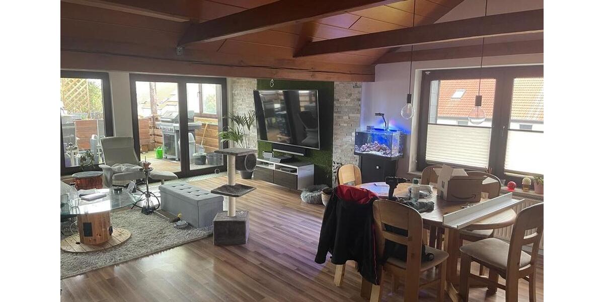 Geräumige Drei Zimmerwohnung im DG 3 zimmer