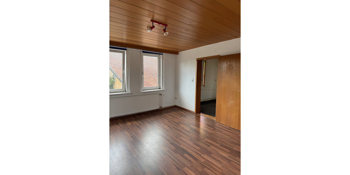 Viel Platz & großes Potenzial: Einfamilienhaus mit Halle und großem Grundstück in Söhlde 8 zimmer