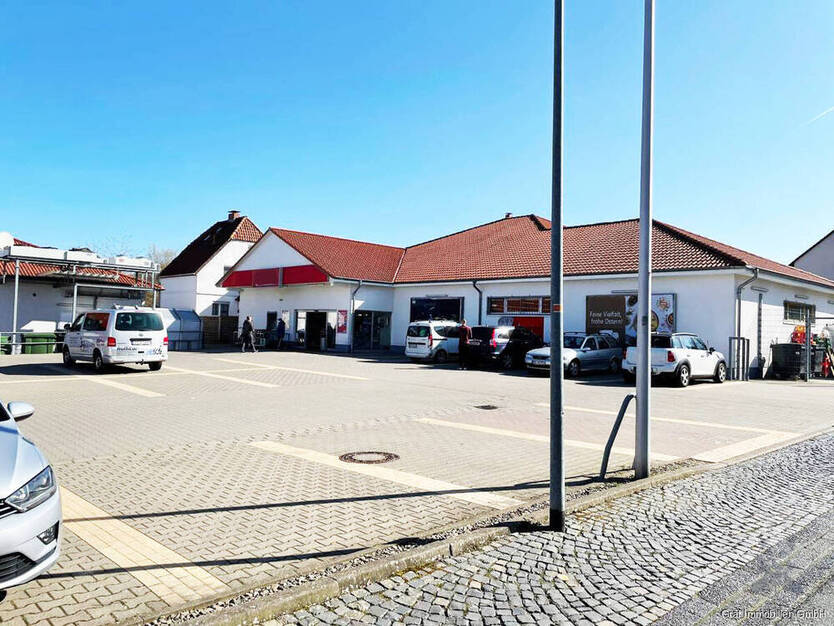 Gewerbegrundstück ca. 4.900 m² bebaut Nutzfläche ca. 1.814 m² großes Einzugsgebiet