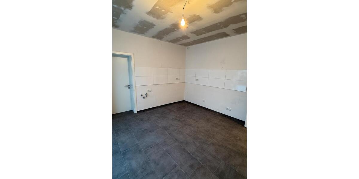 EG Wohnung mit großem Garten in Zwei-Parteien Haus 2.5 zimmer