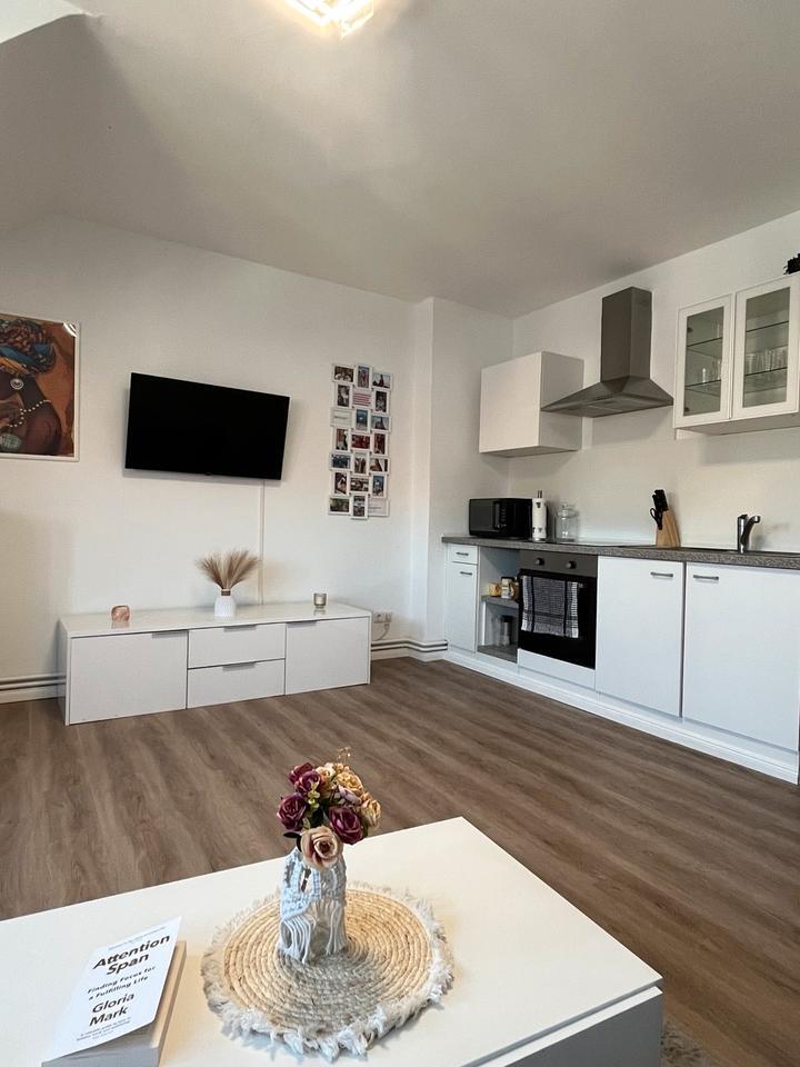 Zur Zwischenmiete: Möblierte 2- Zimmer Wohnung in Stadtmitte