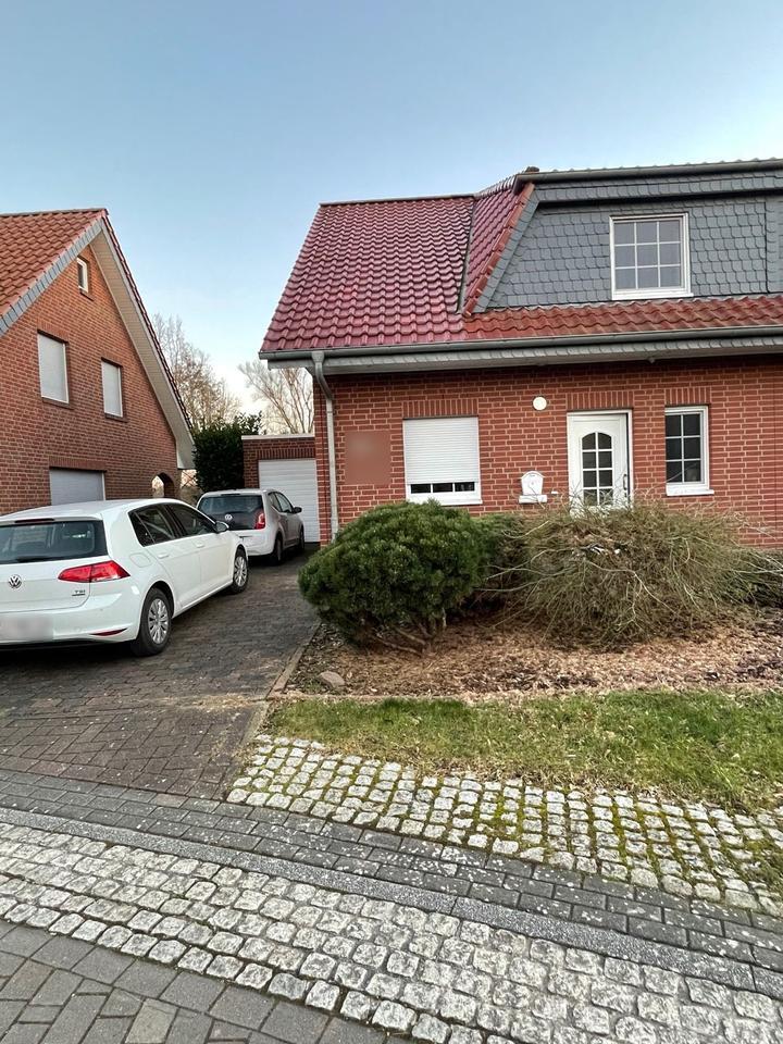 Doppelhaushälfte mit Garage, Garten und moderner Küche in Ilten