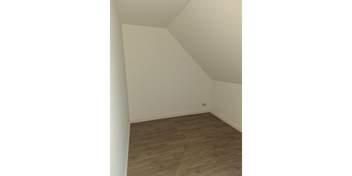 Dachgeschoßwohnung Edemissen - 4 Zimmer, 122 m&sup2;, 900&euro; | Angebot:25804869