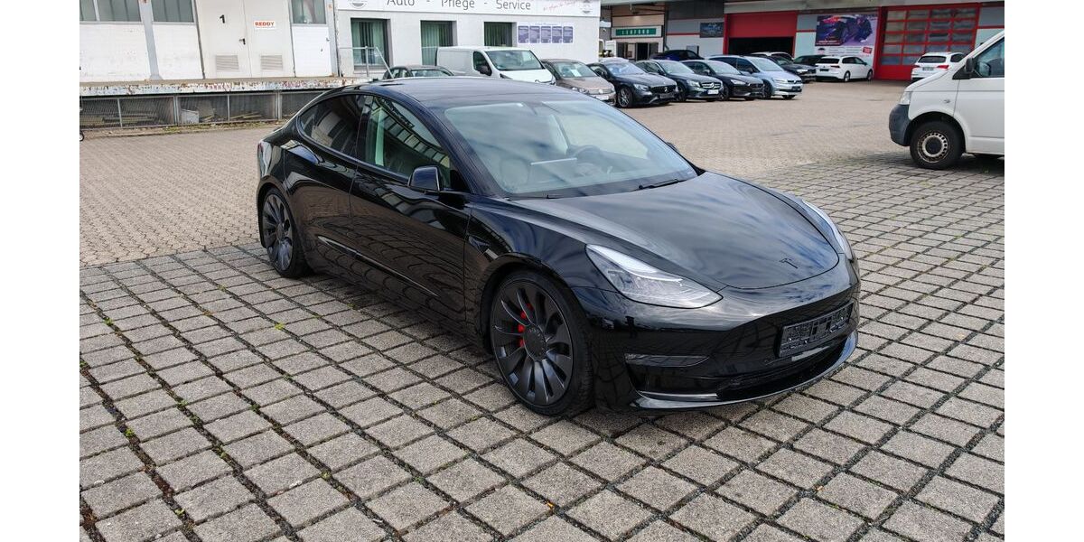 Tesla Model 3 68.884 km 27.970 &euro; Braunschweig 38112