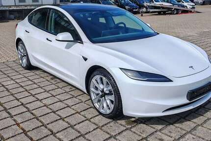 Tesla Model 3 4.606 km 43.970 &euro; Braunschweig 38112
