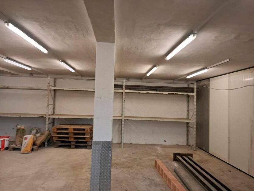 LAGERHALLE MIT BÜRO