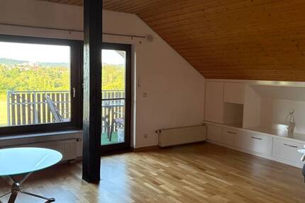 Top gepflegte 4-Zimmer-Dachgeschoßwohnung mit Balkon u. EBK in Randlage