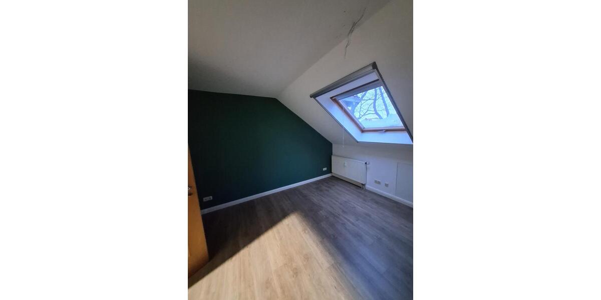 Dachgeschoßwohnung Edemissen - 4 Zimmer, 122 m&sup2;, 900&euro; | Angebot:25804869