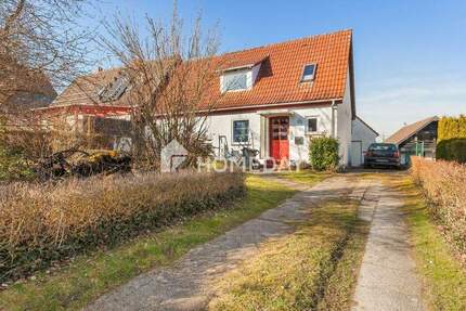 Sanierungsbedürftige Doppelhaushälfte mit 6 Zimmern, großem Grundstück und viel Potenzial 6 zimmer