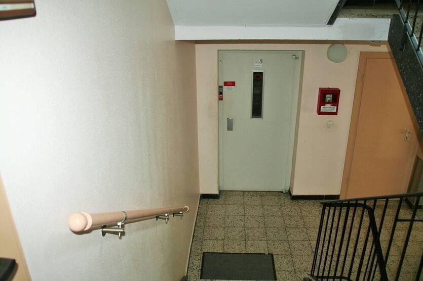 Neuer Preis ..... 2 Zimmer, Balkon plus Garage ... !!!
