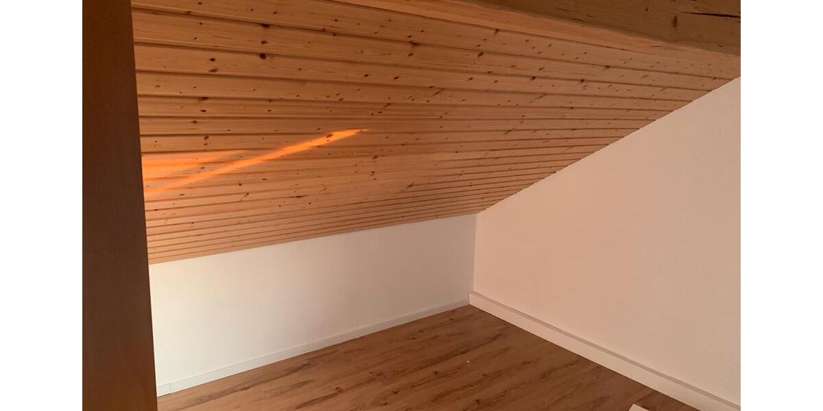 Geräumige Drei Zimmerwohnung im DG 3 zimmer