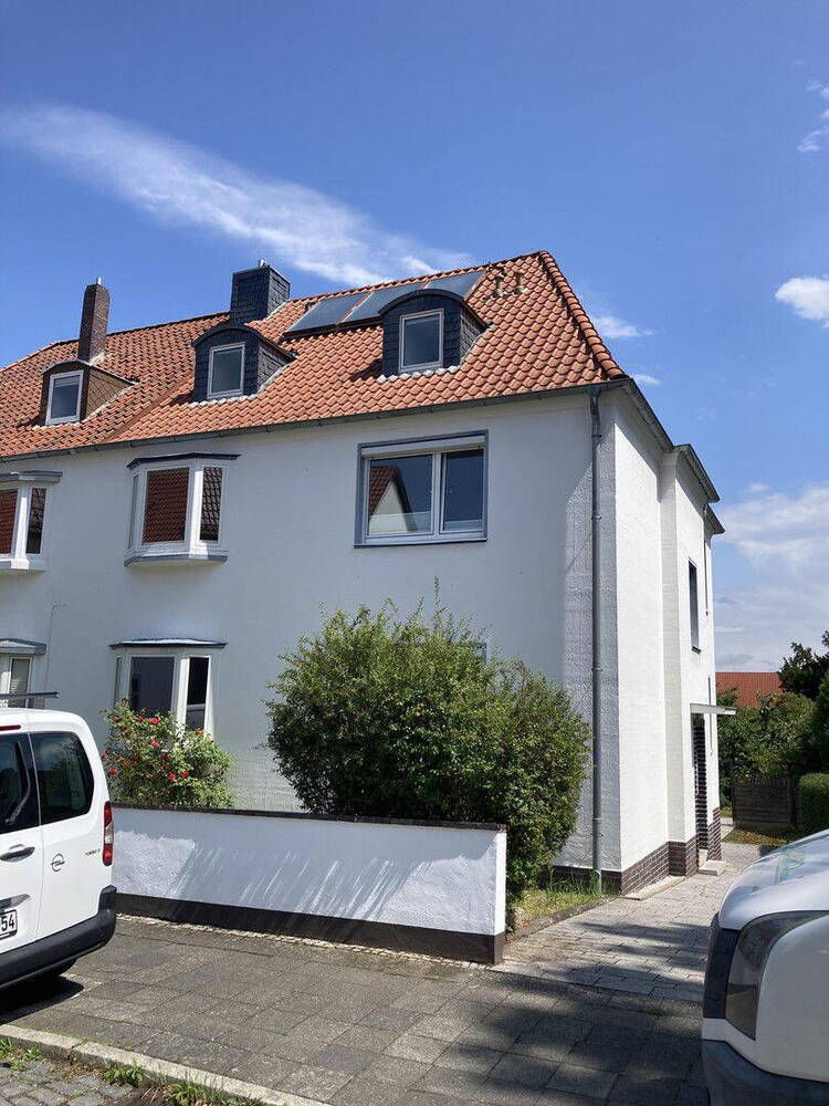 Von privat: Doppelhaushälfte mit 2 Wohnungen, offene Garage und Garten