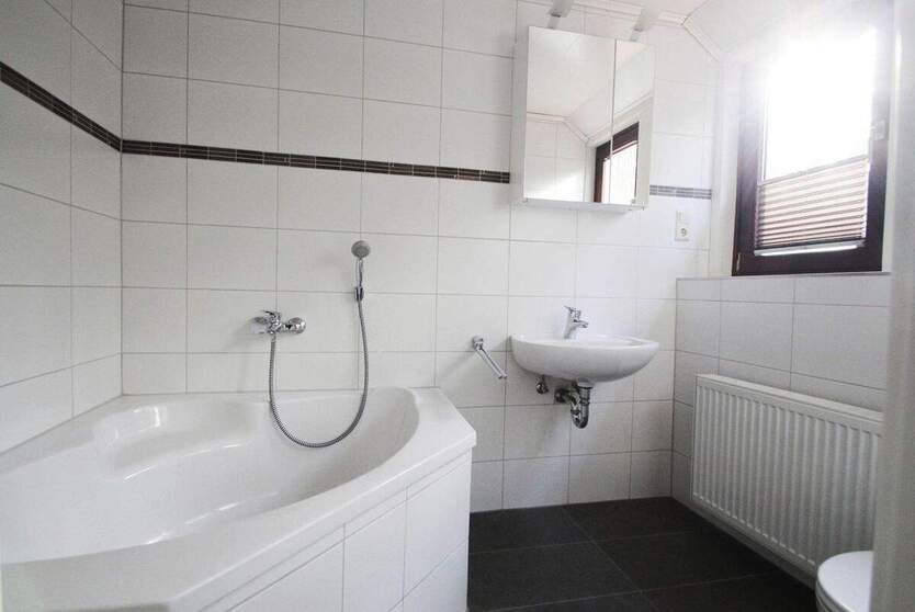 Für zwei Generationen geeignet! Ruhige Lage! Für Naturfreunde! Mit Garage und Garten! 6 zimmer
