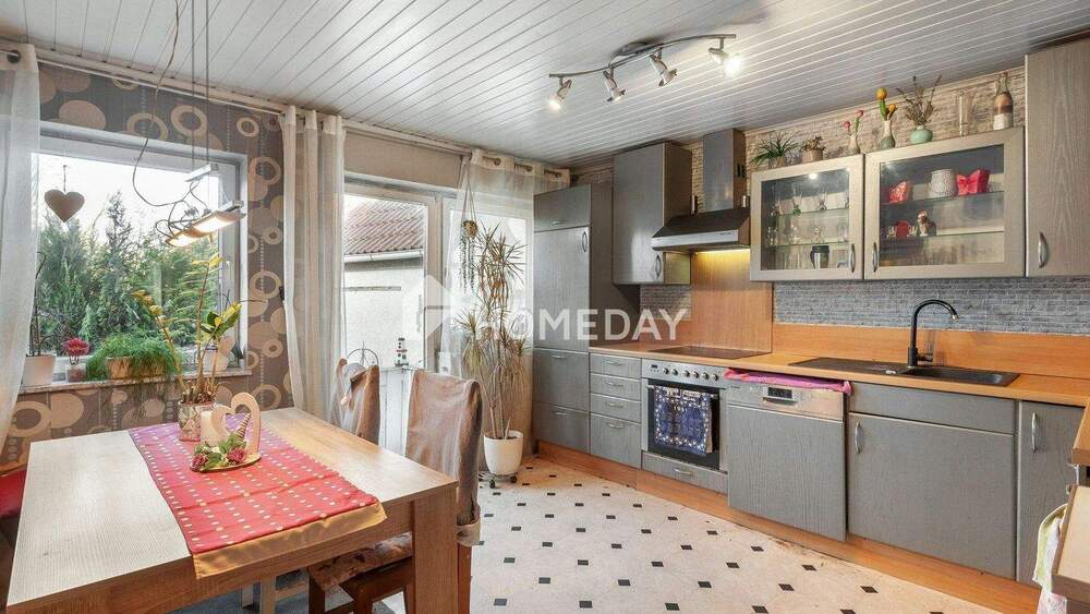 Sanierungsbedürftige Doppelhaushälfte mit 6 Zimmern, großem Grundstück und viel Potenzial 6 zimmer