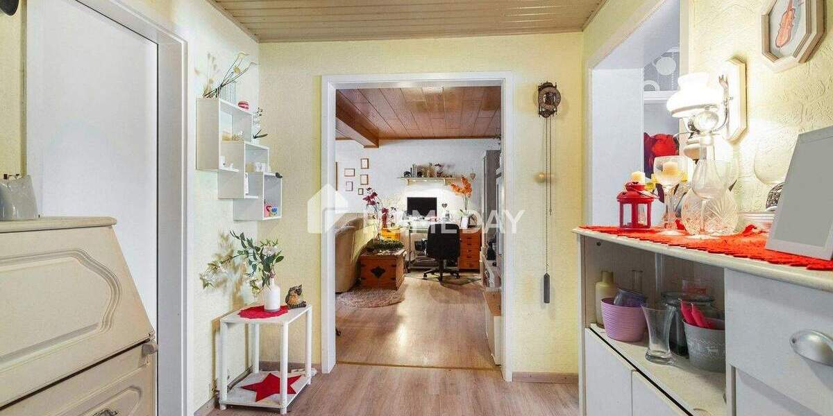 Sanierungsbedürftige Doppelhaushälfte mit 6 Zimmern, großem Grundstück und viel Potenzial 6 zimmer