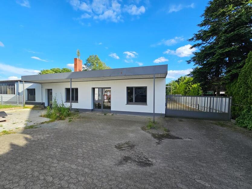 Sanierte Industriehalle Werkstatt mit Büro und Freifläche