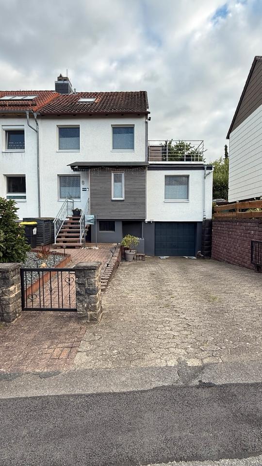 Modernes Reihenendhaus mit großem Grundstück und Waldrandlage