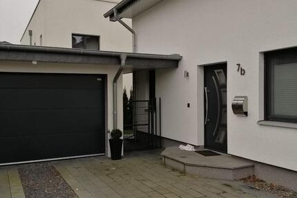 Doppelhaushälfte mit gehobener Innenausstattung und EBK in Meine